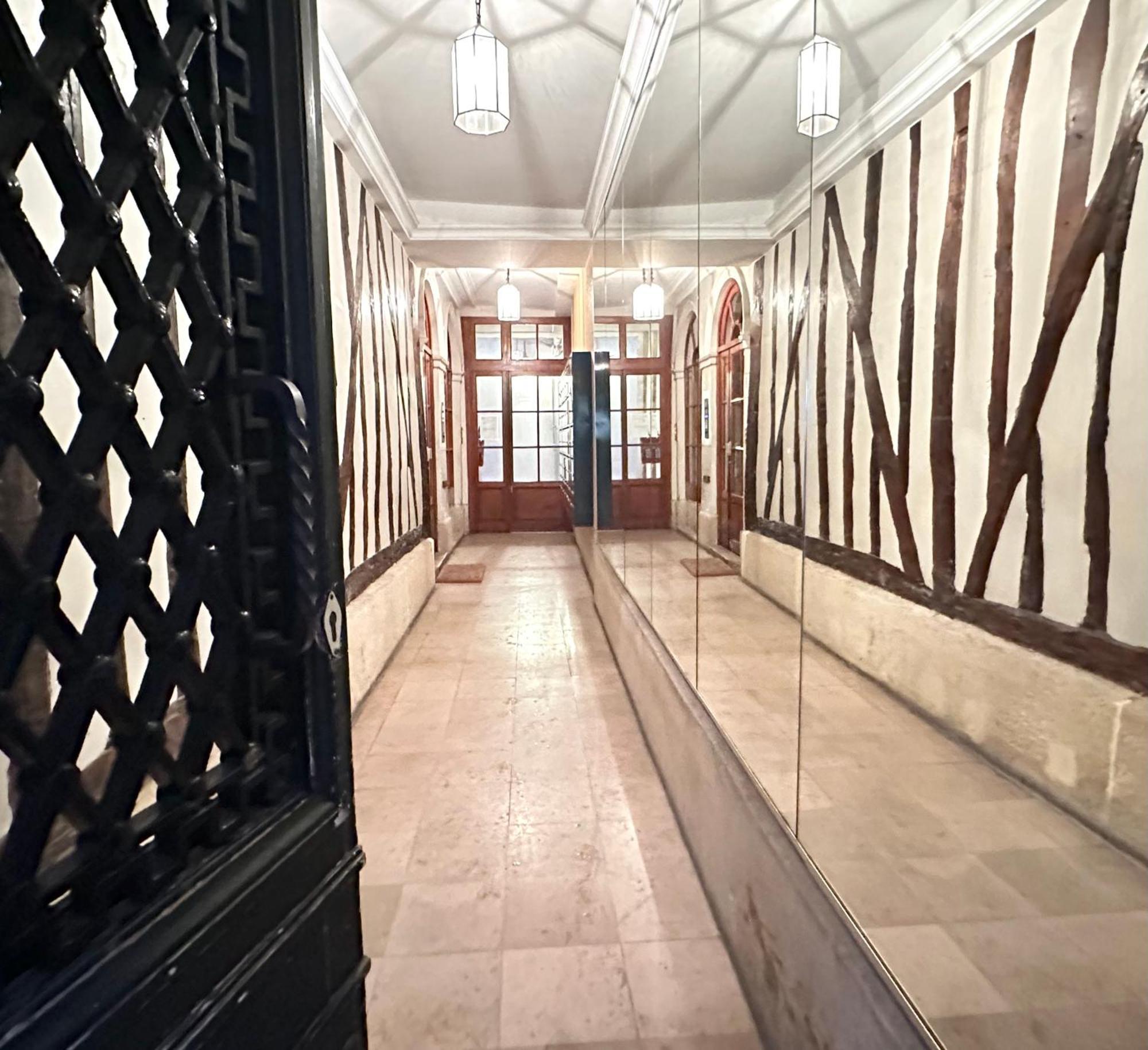 パリLuxurious Flat In Saint-Germain-Des-Presアパートメント エクステリア 写真